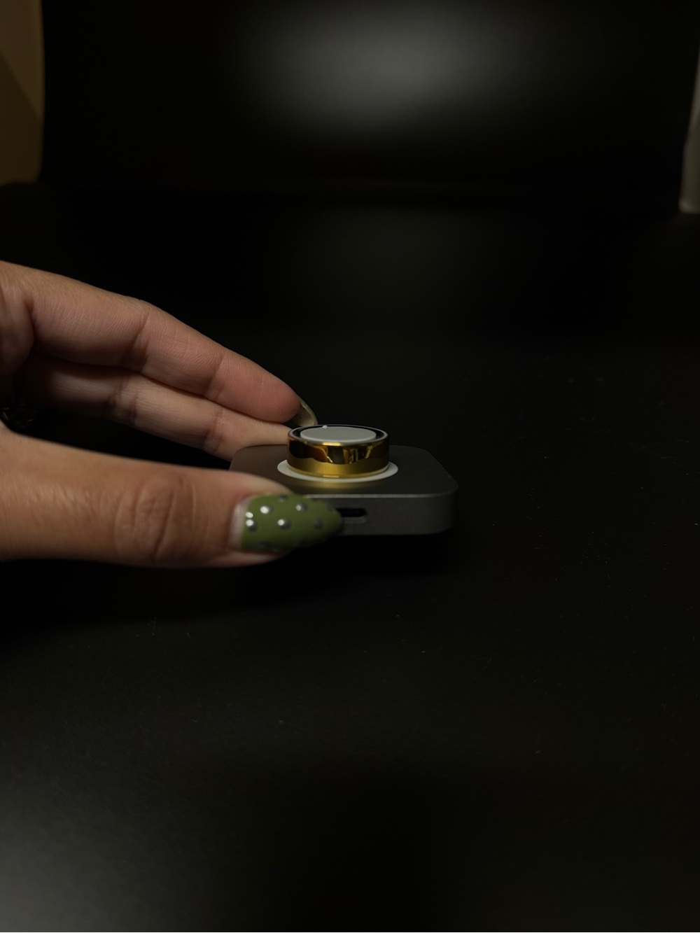 NEW Oura ring 4 Gold with charging dock - Picture 2 of 2